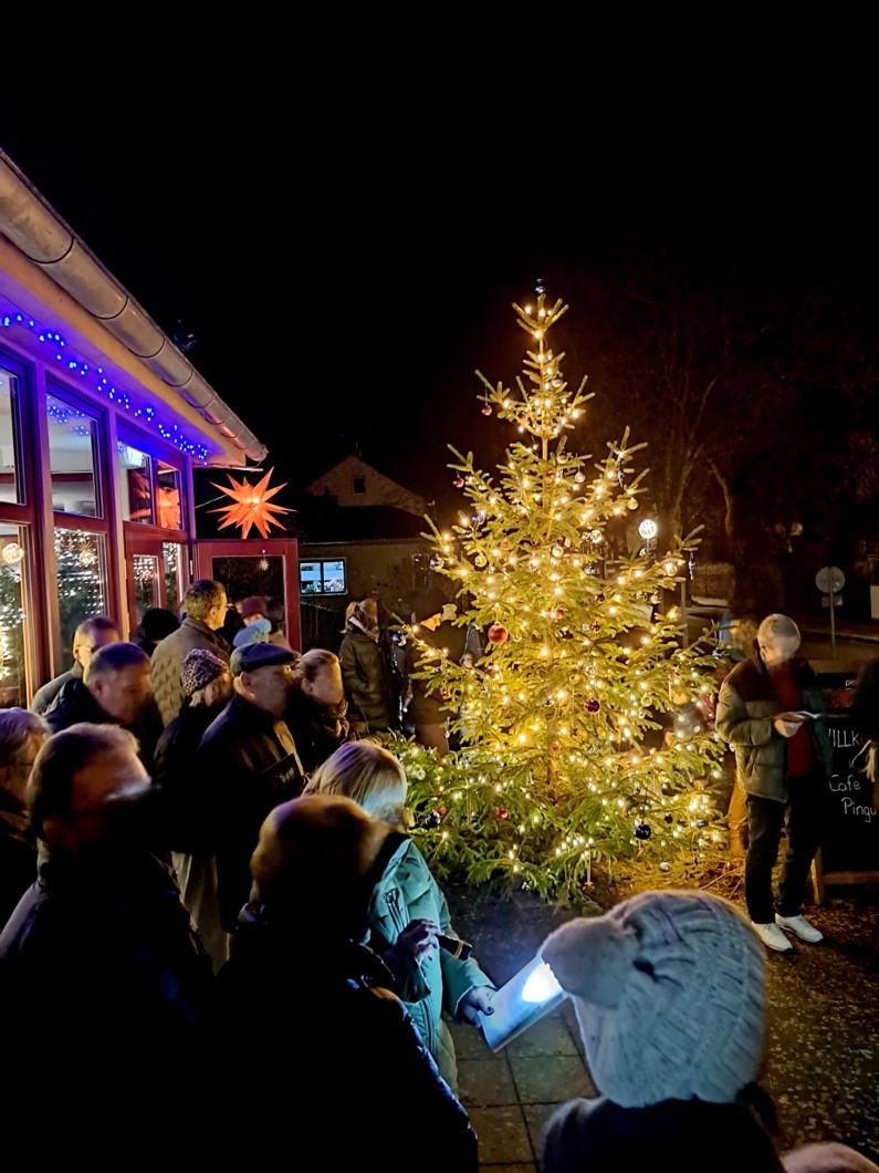 Singen vor dem Weihnachtsbaum 